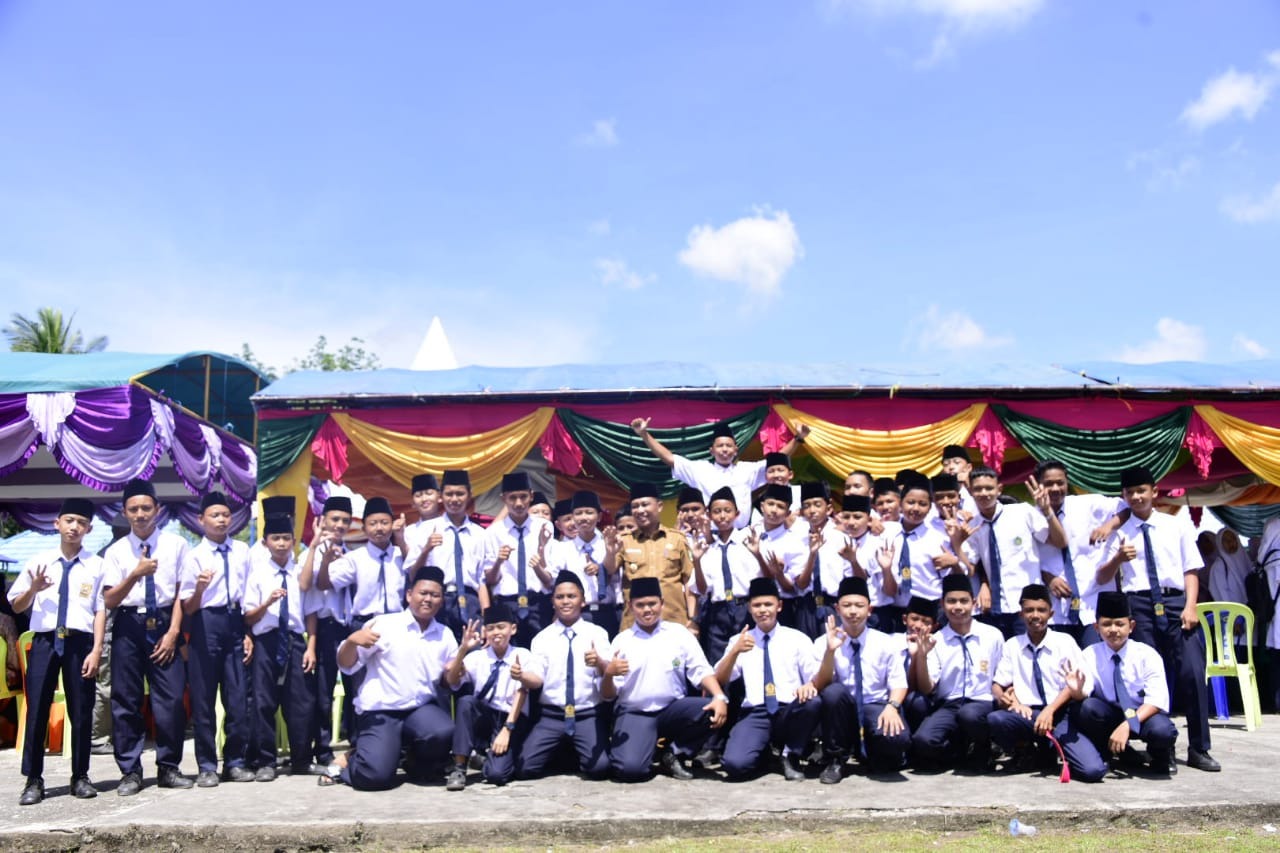 Hadiri Perpisahan Siswa MTsN 2 Bengkalis, Wabup Bagus Santoso Sampaikan Pesan Penting